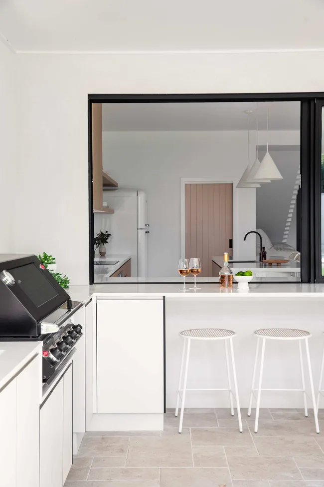 uma-on-werri-coastal-style-home-kitchen-servery