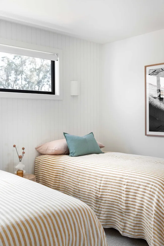 uma-on-werri-coastal-style-home-twin-bedroom-shared