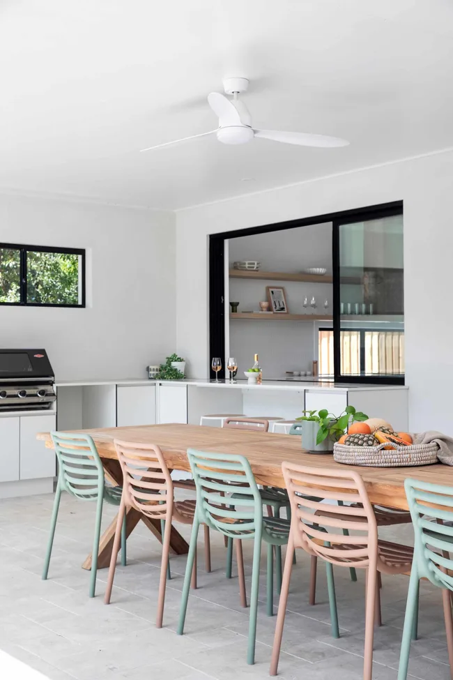 uma-on-werri-coastal-style-home-outdoor-dining