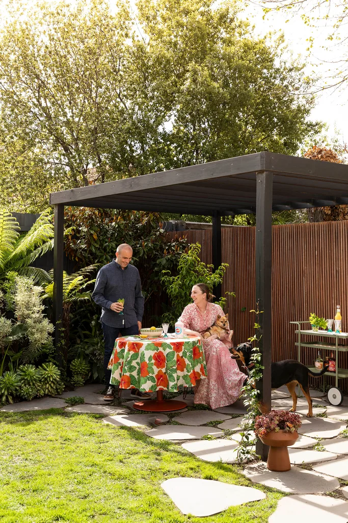 bonnie-and-neil-house-garden-pergola