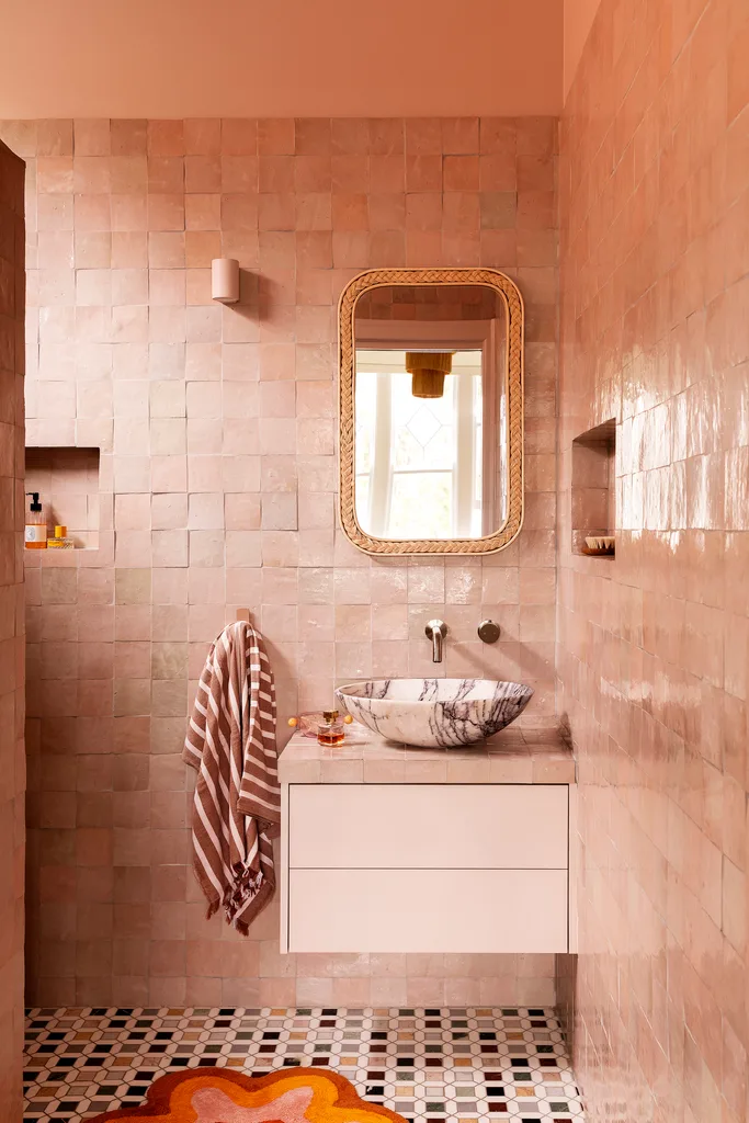 bonnie-and-neil-house-pink-bathroom