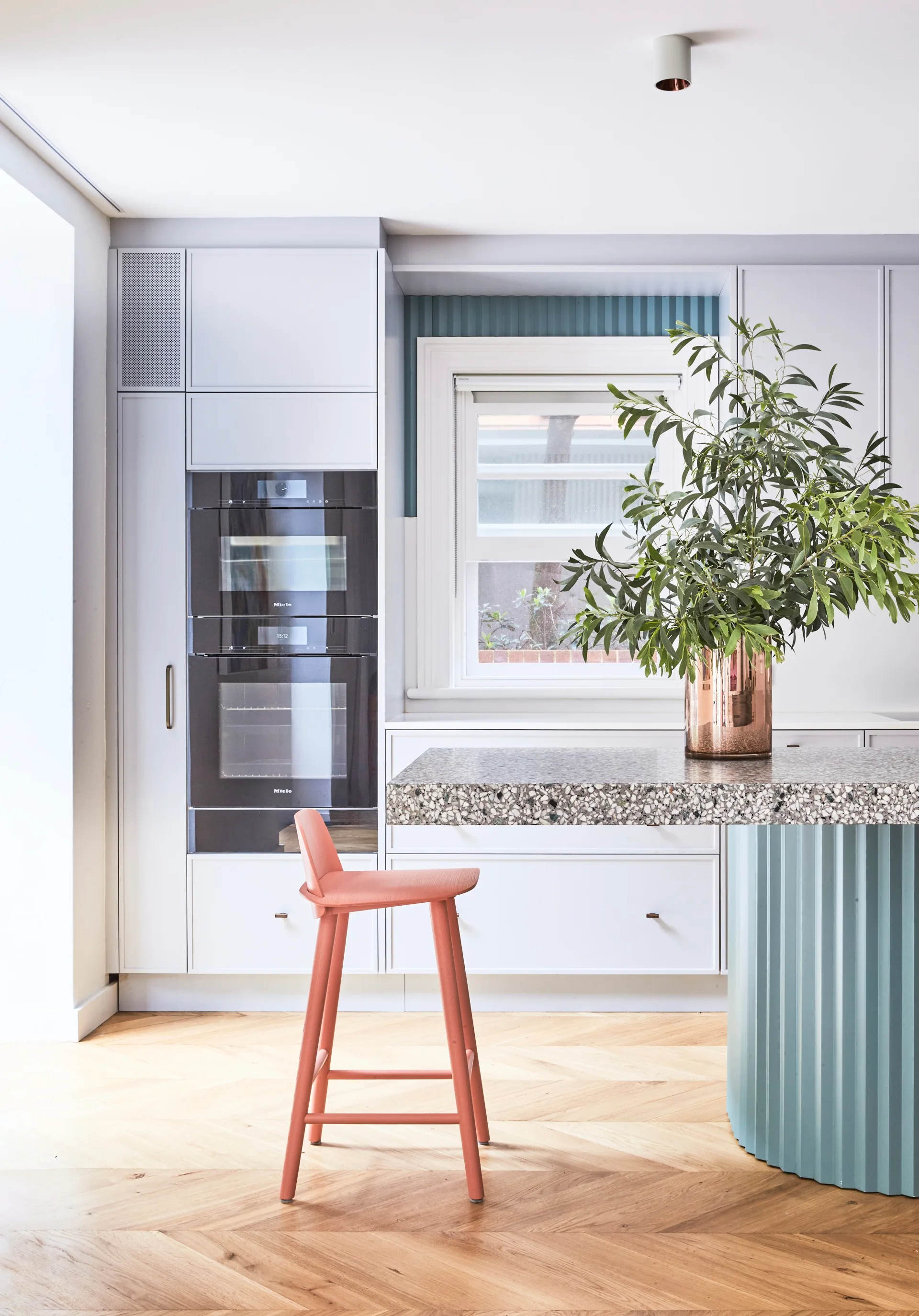 kitchen-with-terrazzo-bench