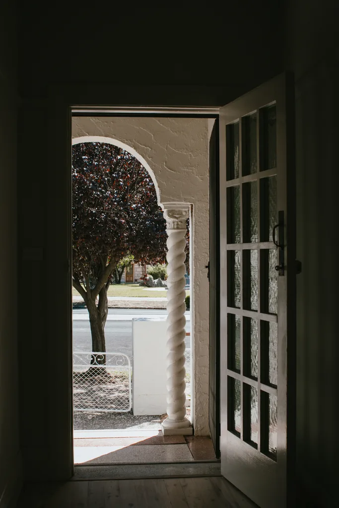 art-deco-entryway