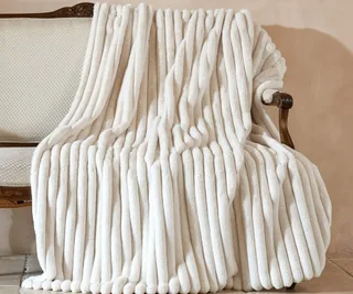 Amelie Home Luxury faux fur blanket