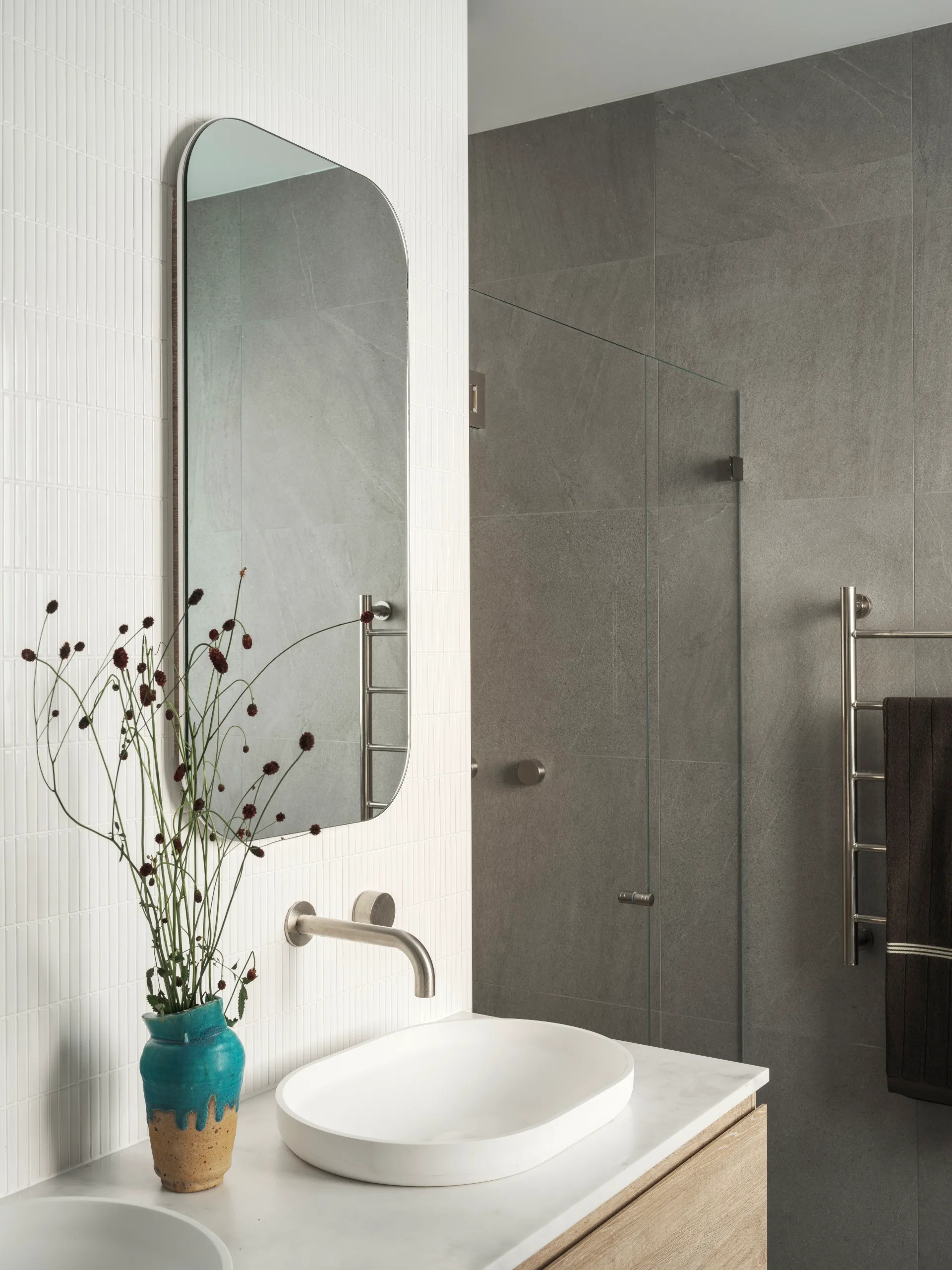 federation-bungalow-sleek-bathroom