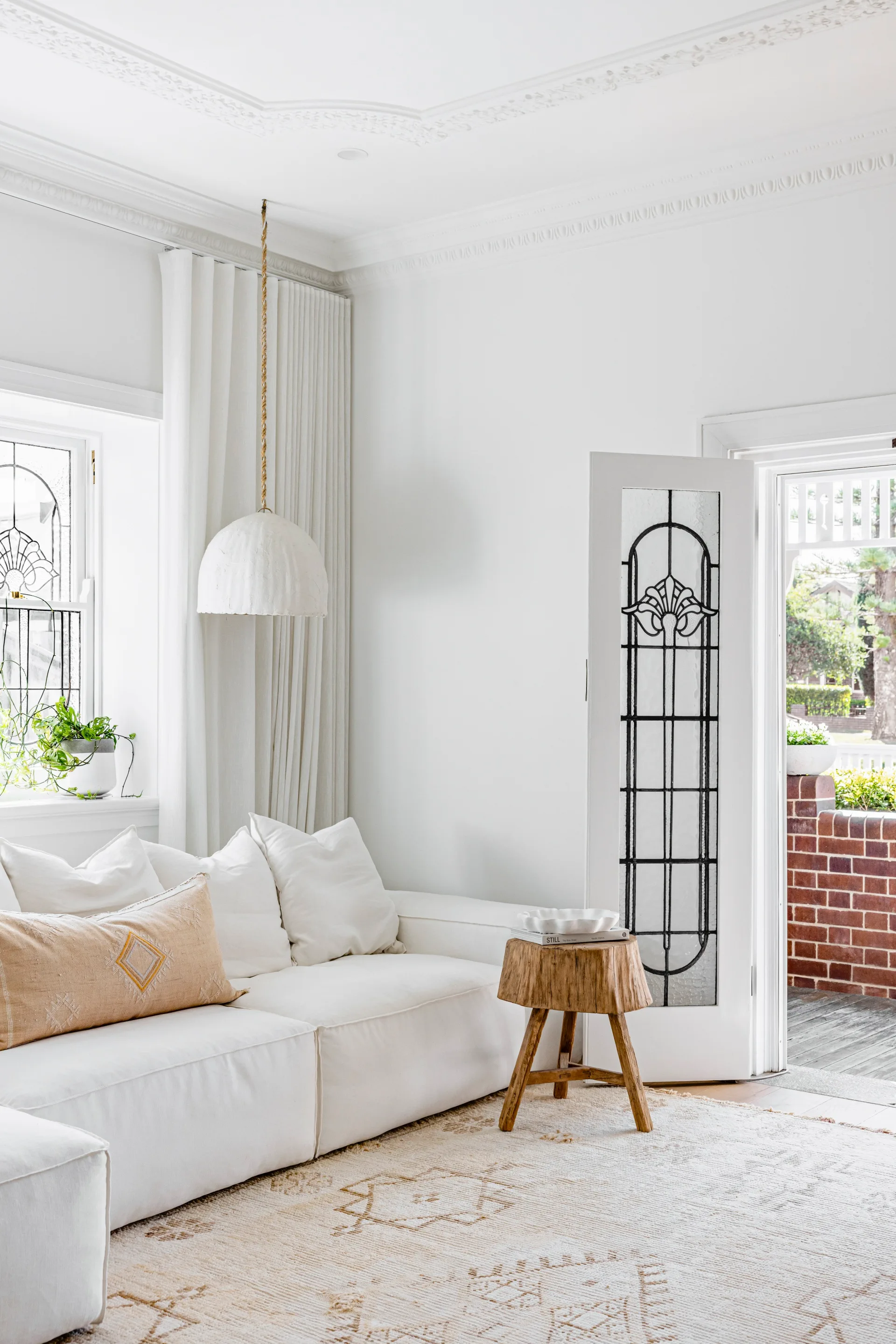 traditional-contemporary-living-area