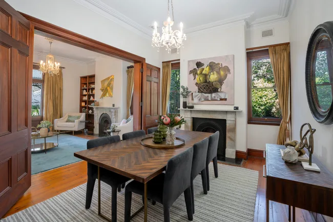 traditional-style-dining-room
