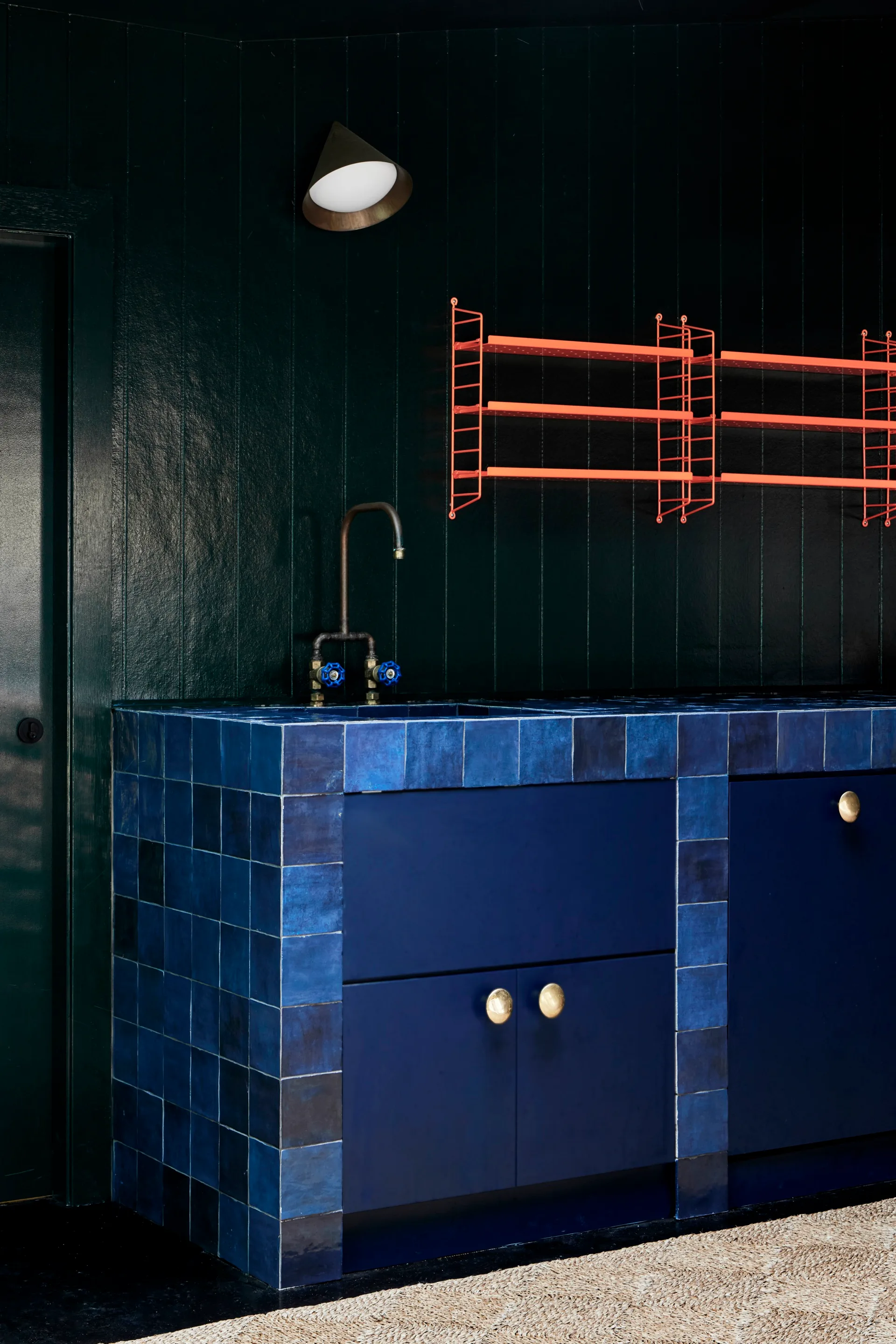 tiled-laundry-cabinetry