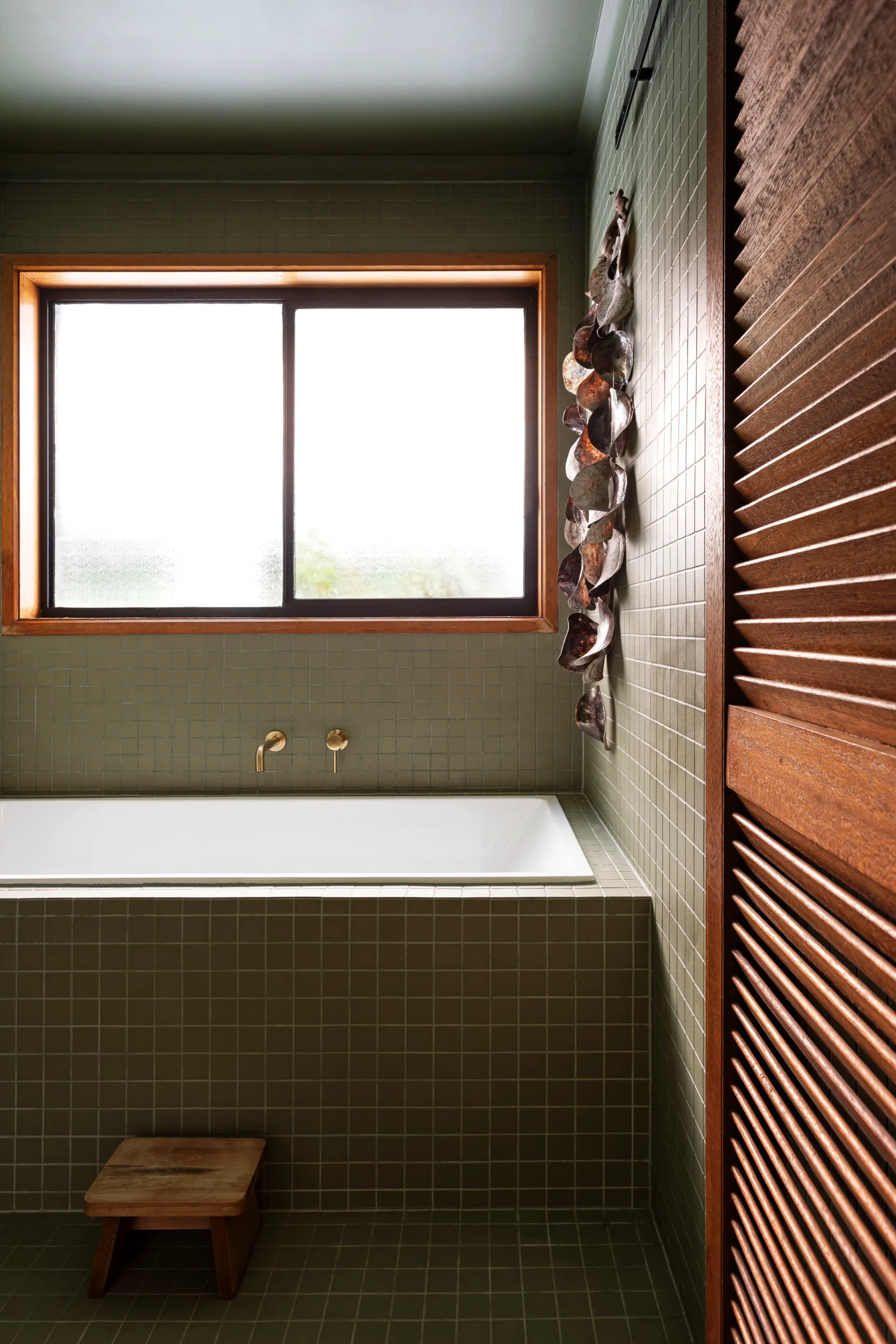 blackwood-bungalow-green-bathroom-in-built-bath