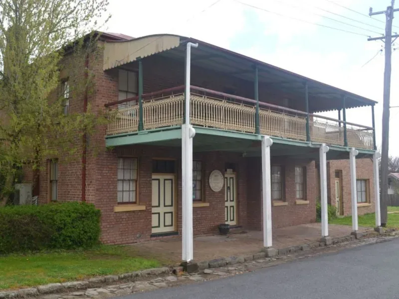 Saltash Farm Sunrise Star Edwina Bartholomew Reveals Plans For Carcoar Pub | Homes ...