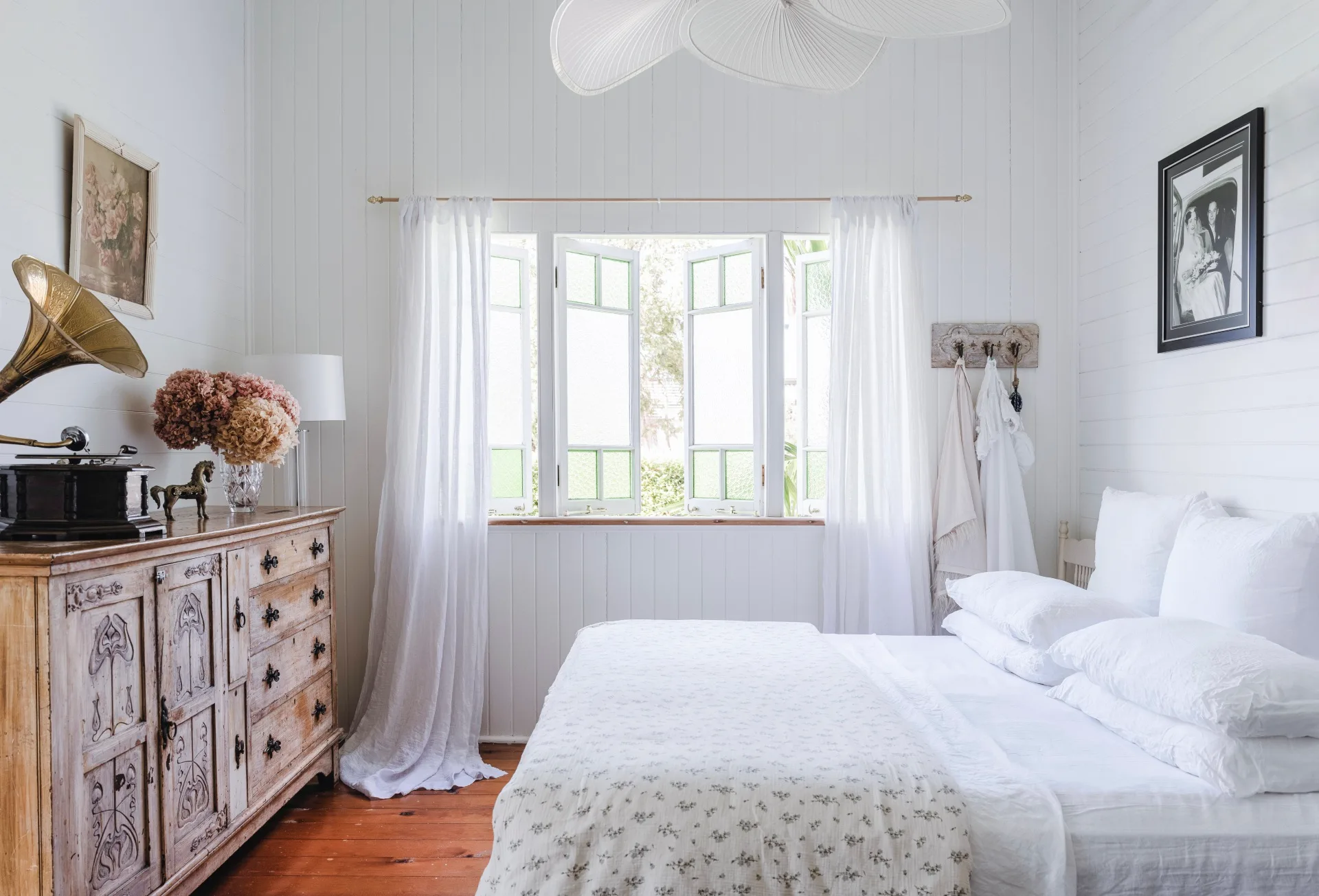 eden-cottage-gladstone-bedroom-white-bedding