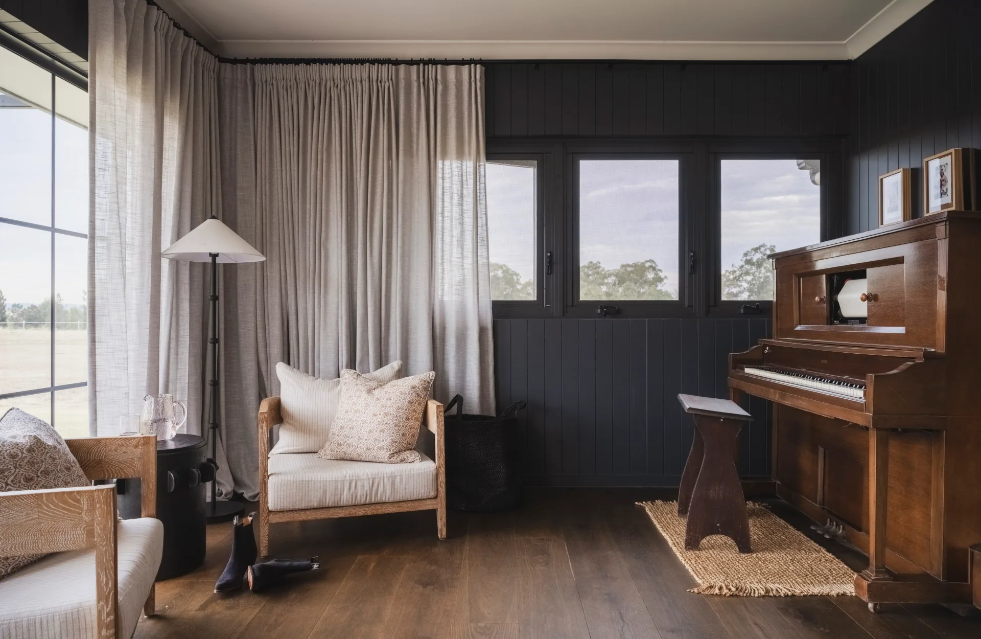 sitting-area-with-piano