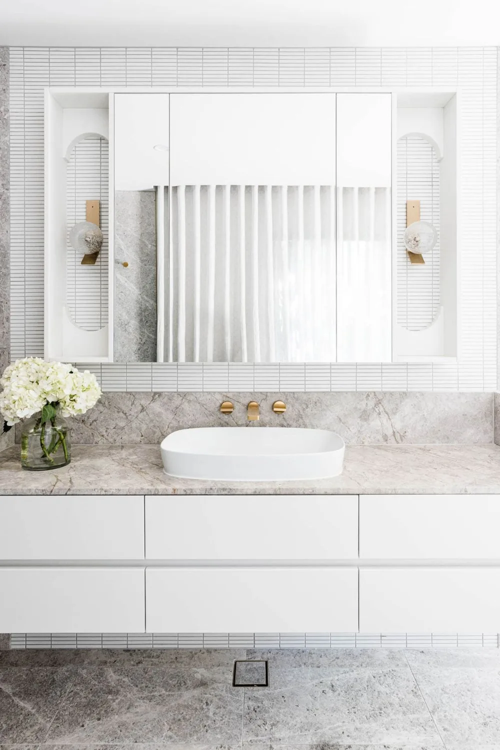 Light and bright bathroom 