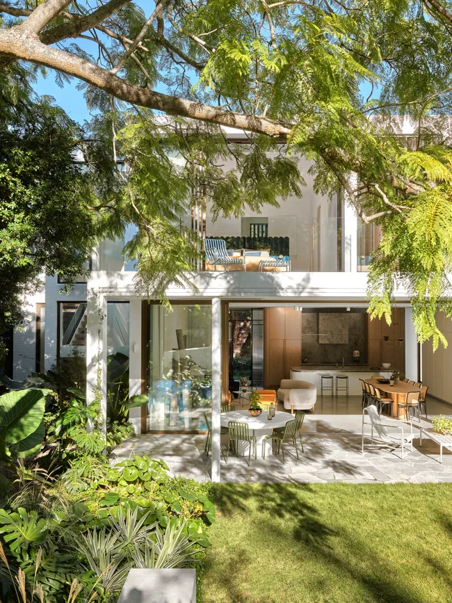 contemporary-palm-springs-mid-century-entertainer-backyard-tree