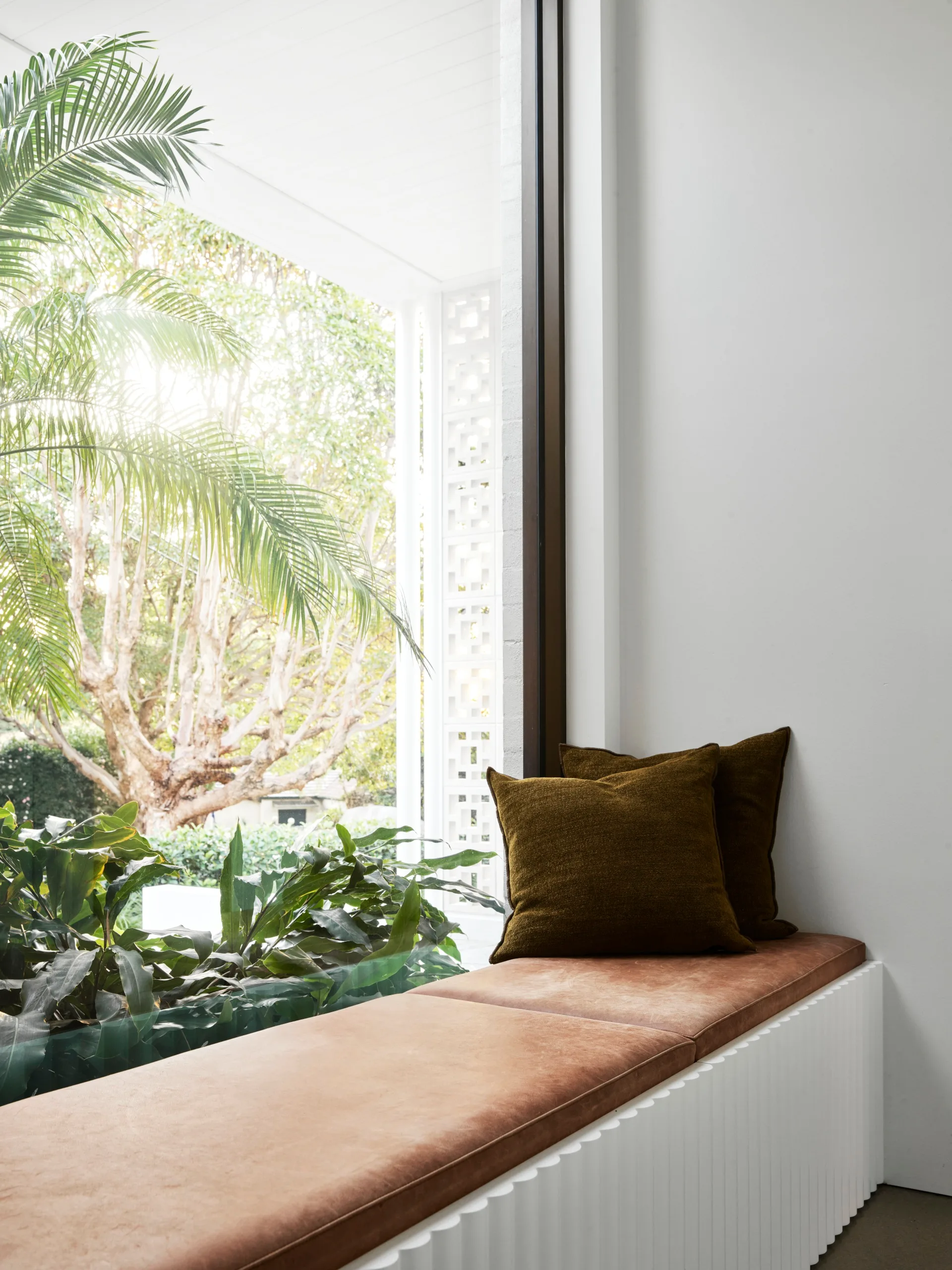 contemporary-palm-springs-mid-century-entertainer-bench-seat
