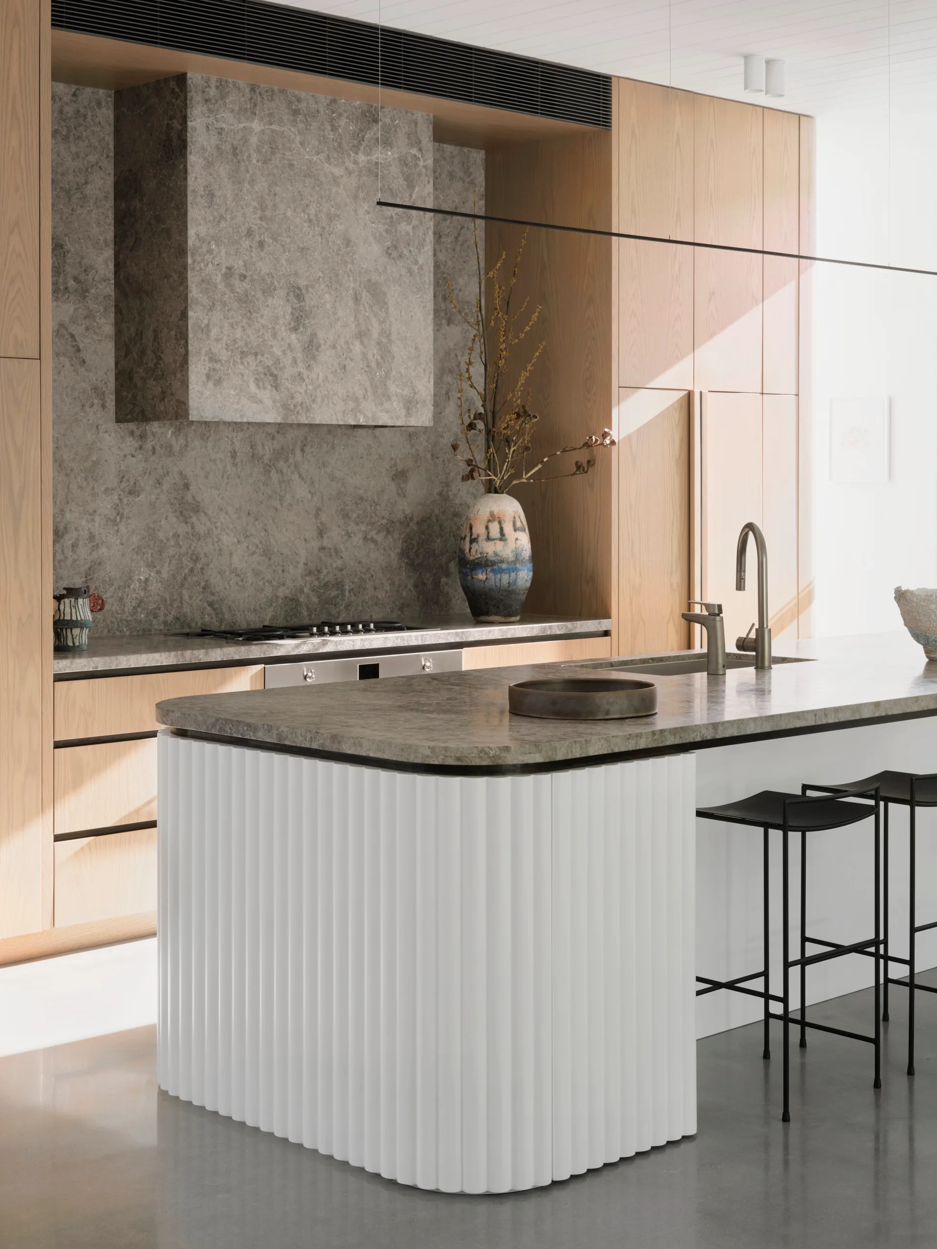 contemporary-palm-springs-mid-century-entertainer-fluted-kitchen-island