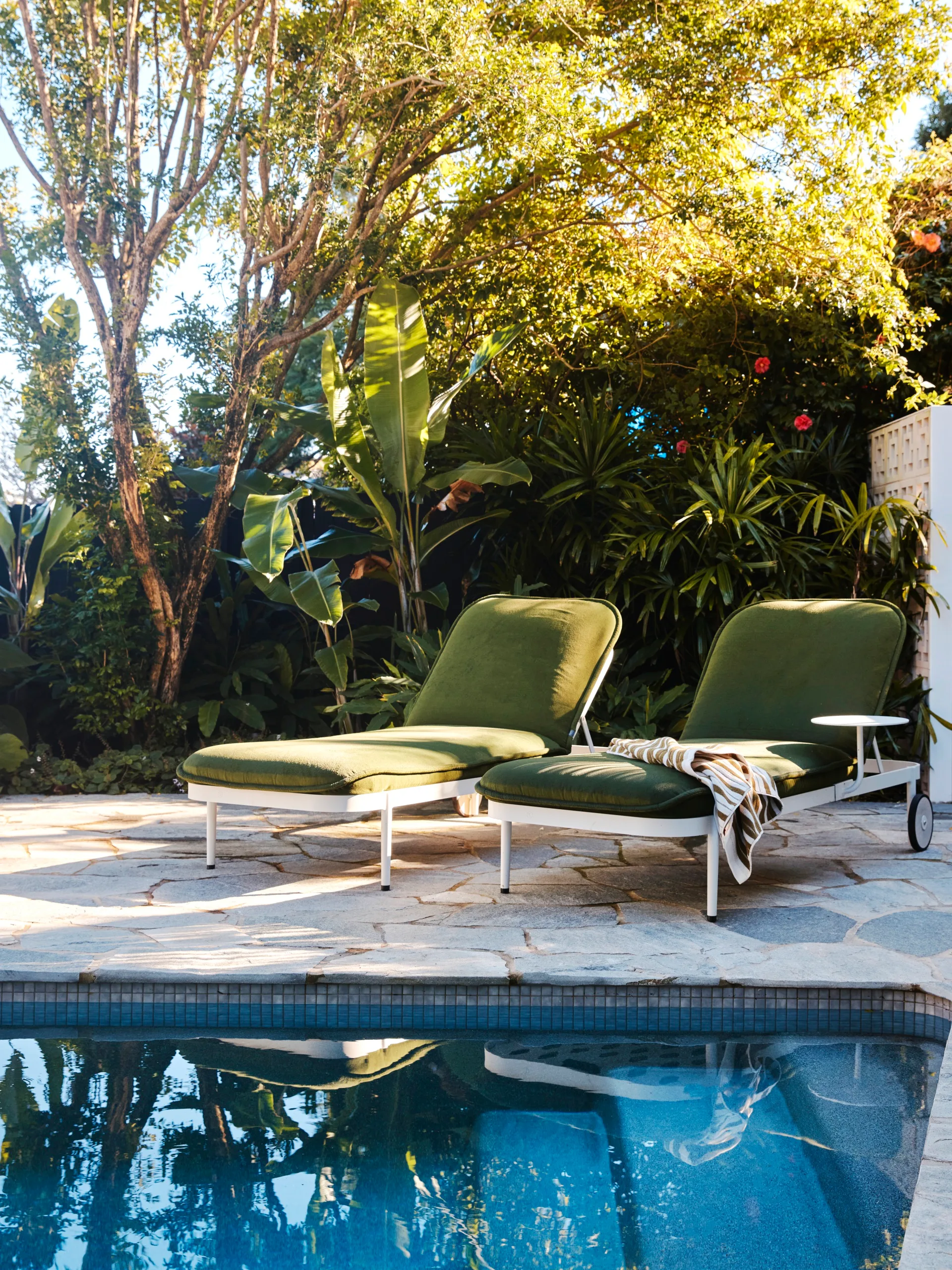 contemporary-palm-springs-mid-century-entertainer-green-sun-lounger-pool