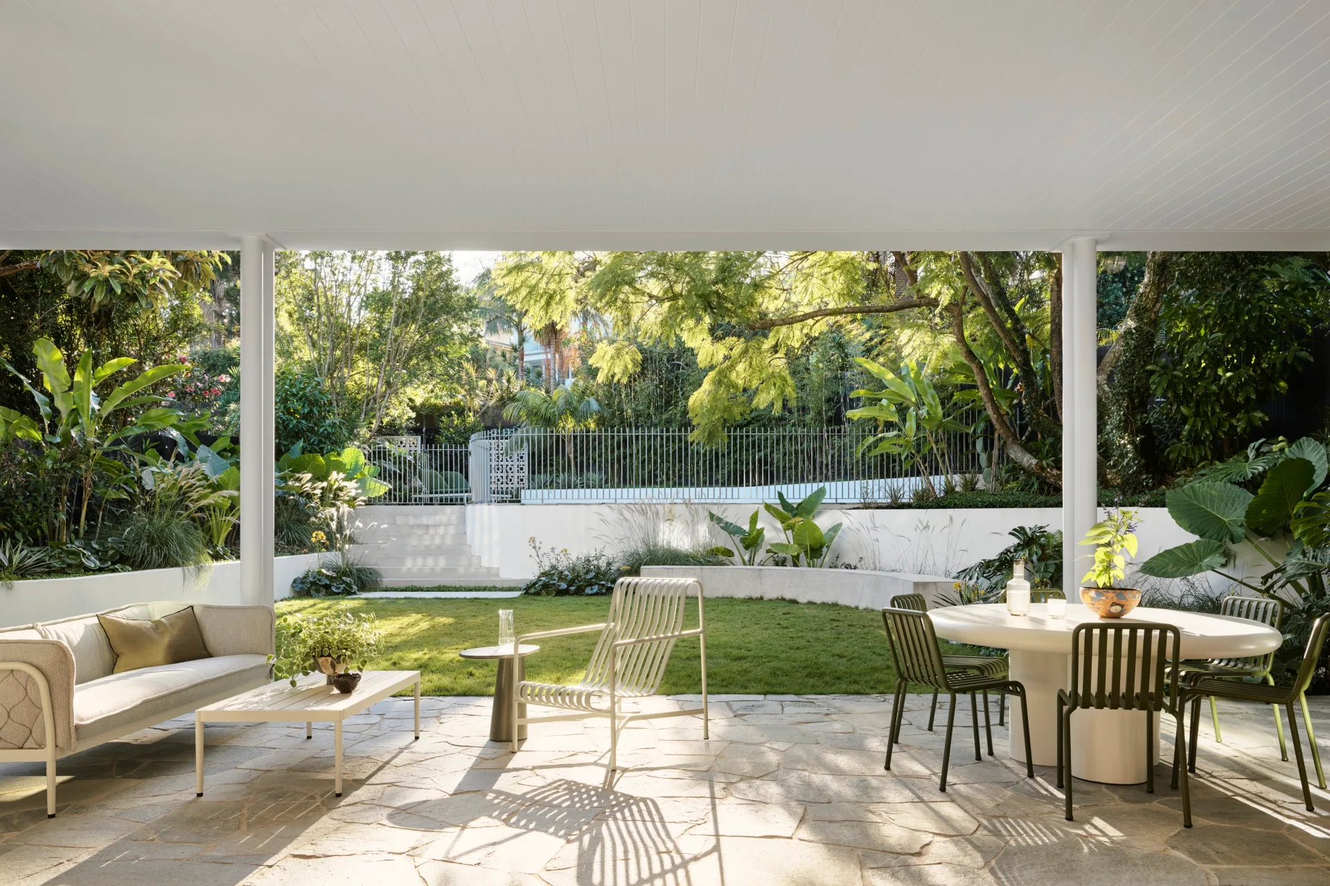 contemporary-palm-springs-mid-century-entertainer-outdoor-backyard