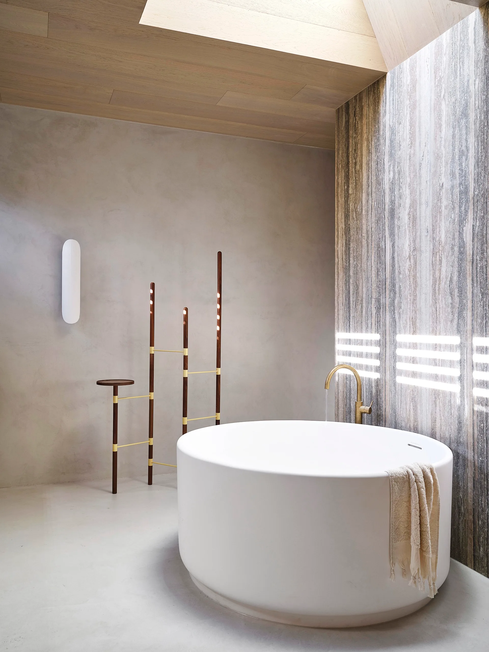 Moody materials - freestanding bath