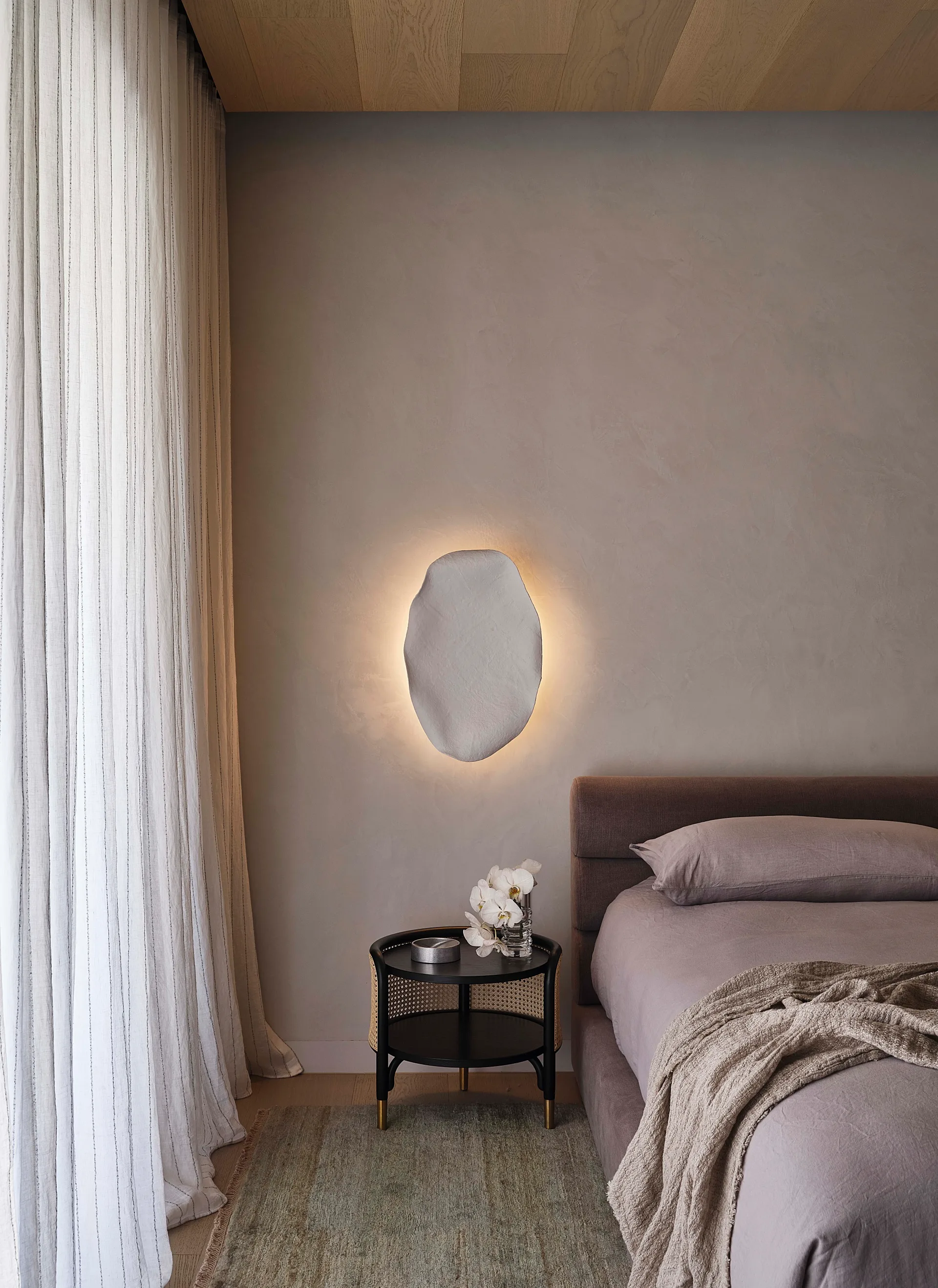 Moody materials in eye-popping shades - bedroom feature light