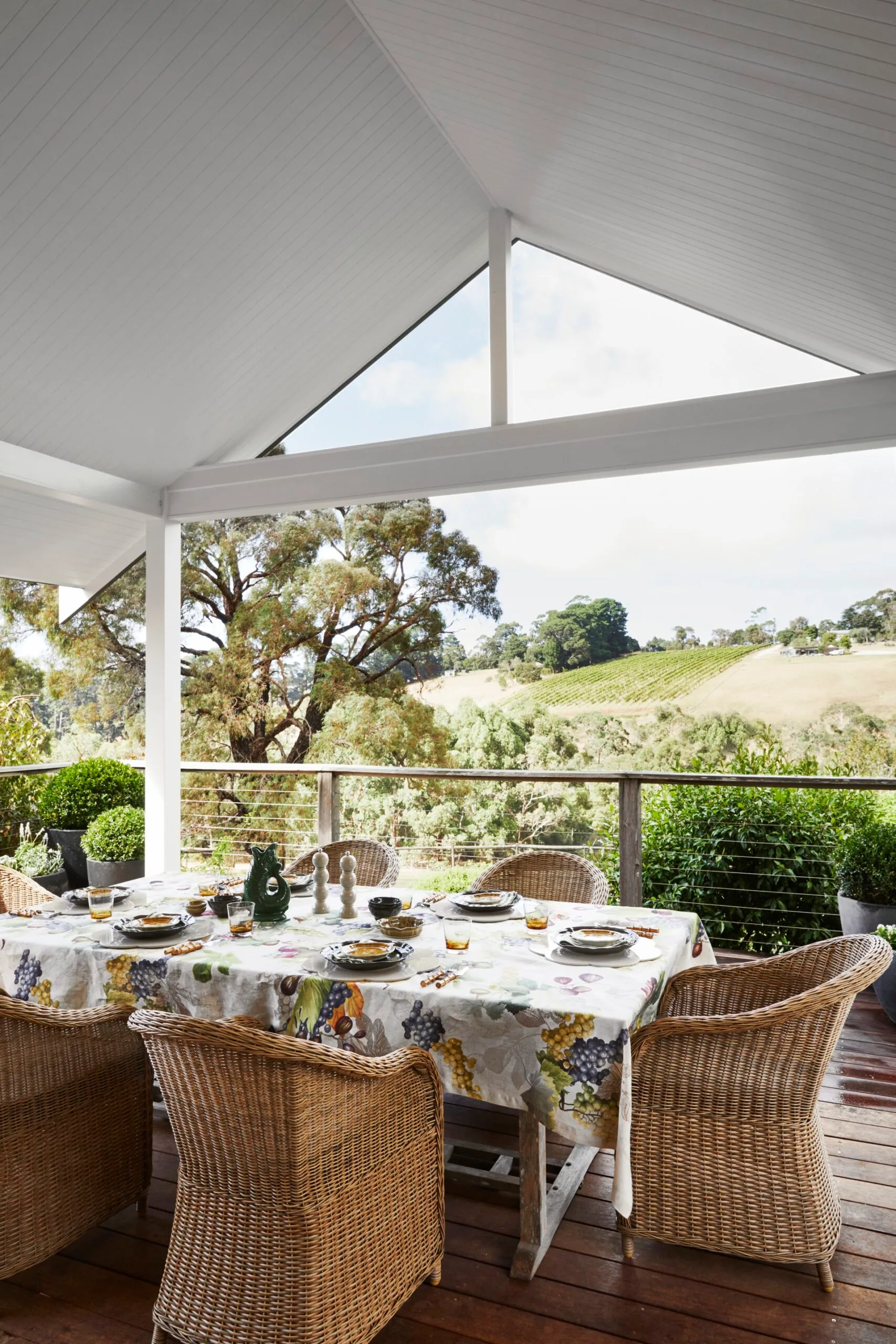 modern country home outdoor entertaining deck