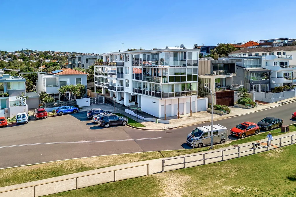 Simon Pryce the Red Wiggle sells Clovelly home - exterior