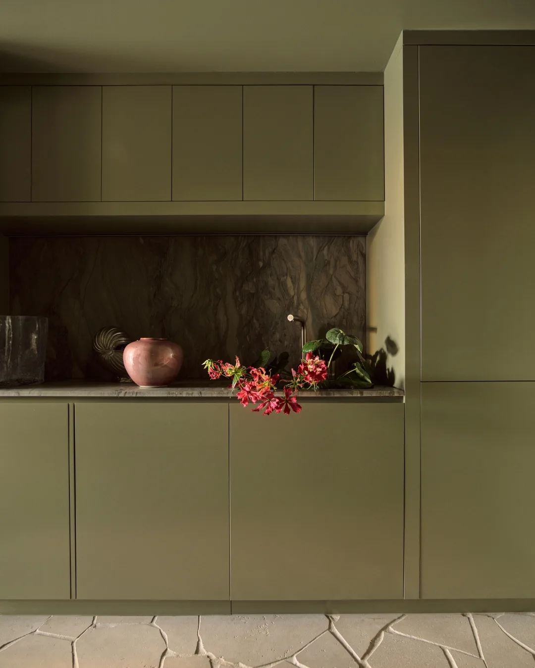 Green laundry design ideas with crazy paving and green marble splashback