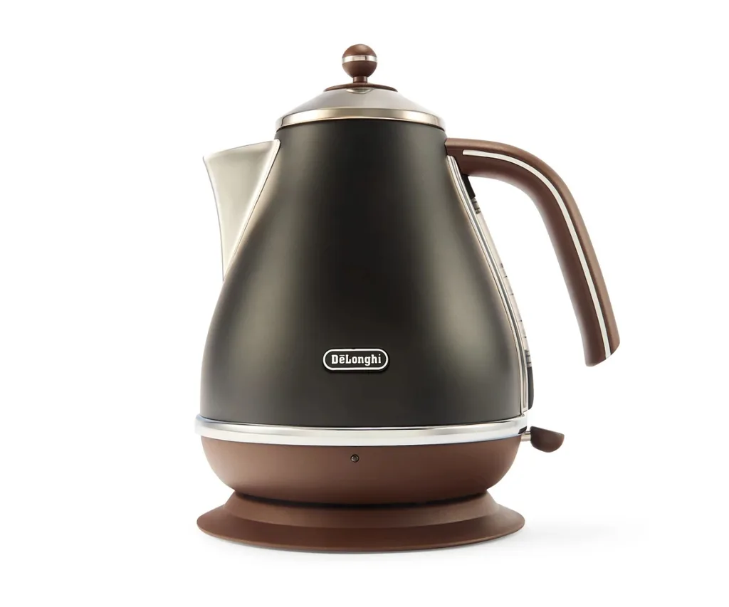 A DeLonghi vintage-style kettle