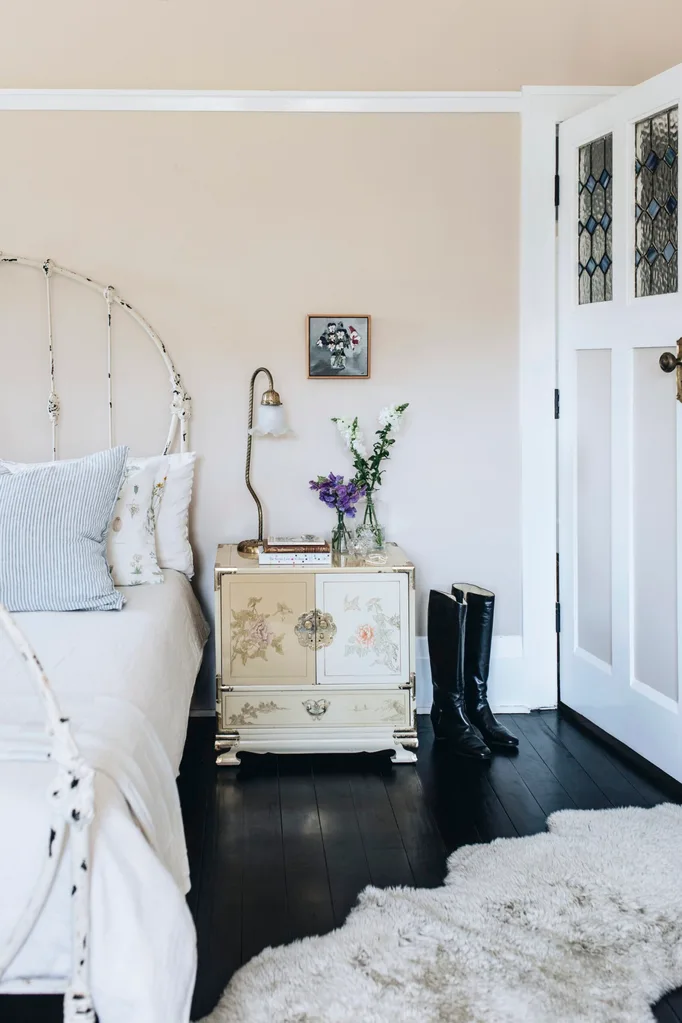 Quant bedroom with Black Japan flooring