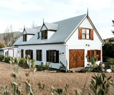 white traditional barn style acommodation mudgee