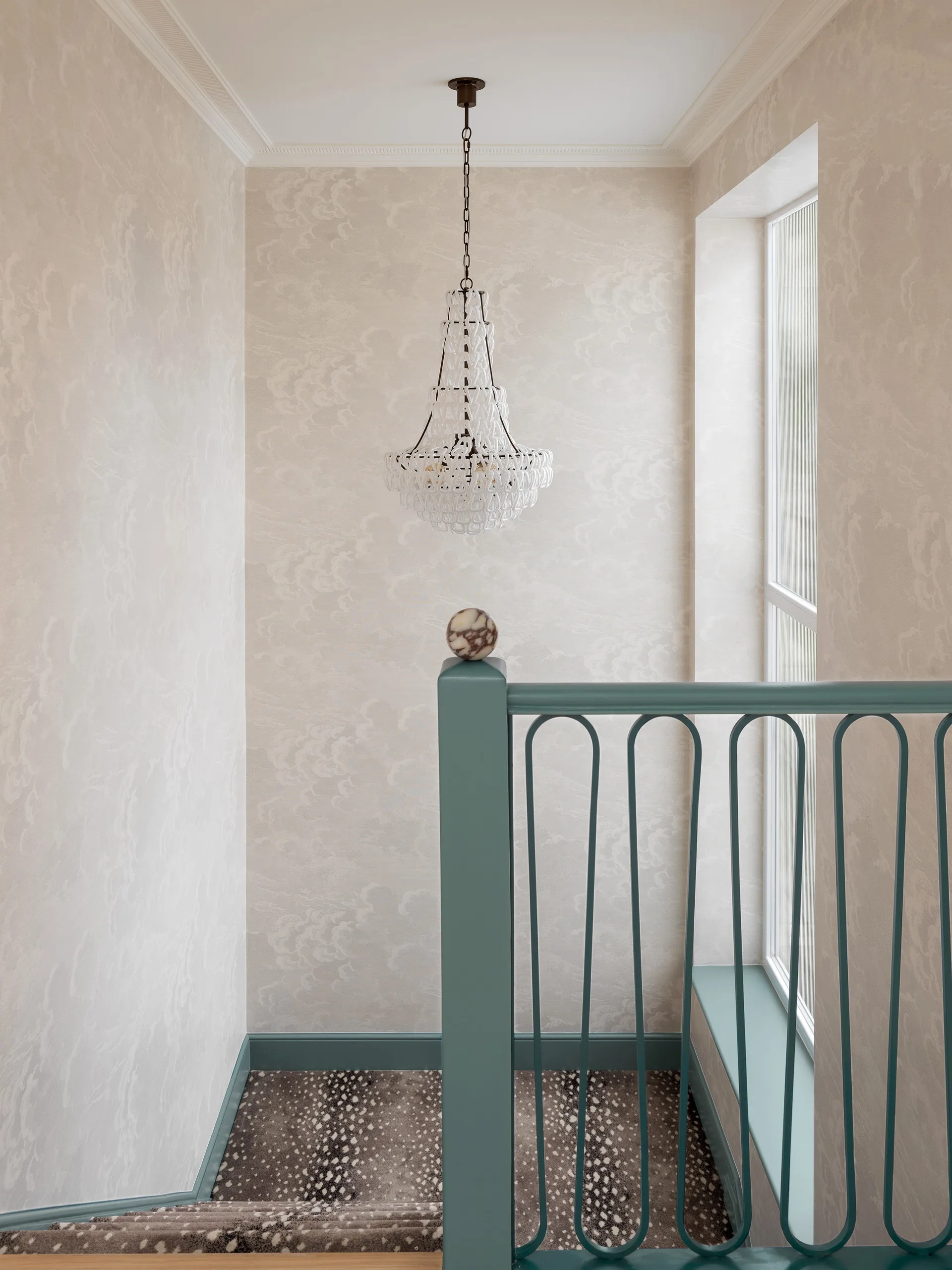 Pearlescent wallpaper in a stairwell