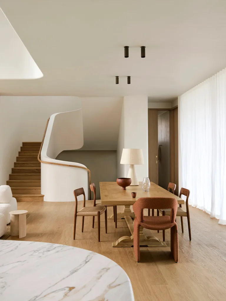 Coastal holiday home dining