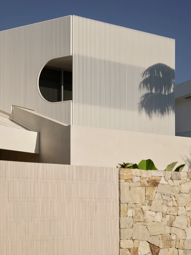 Noosa river house with aluminium battens