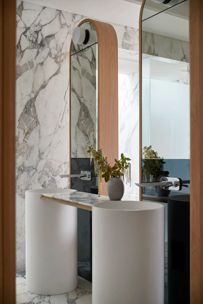 A double vanity with cylindrical sinks