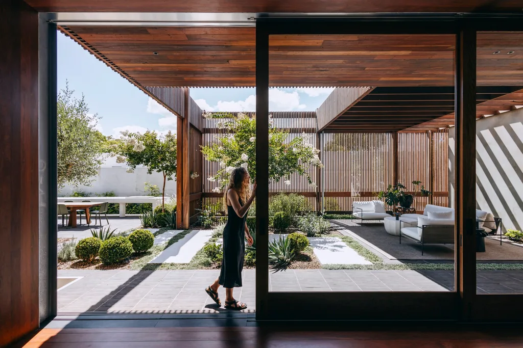 Outdoor entertaining in a Federation Queen Anne home