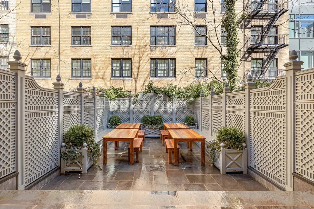 An outdoor entertainment area attached to a New York townhouse