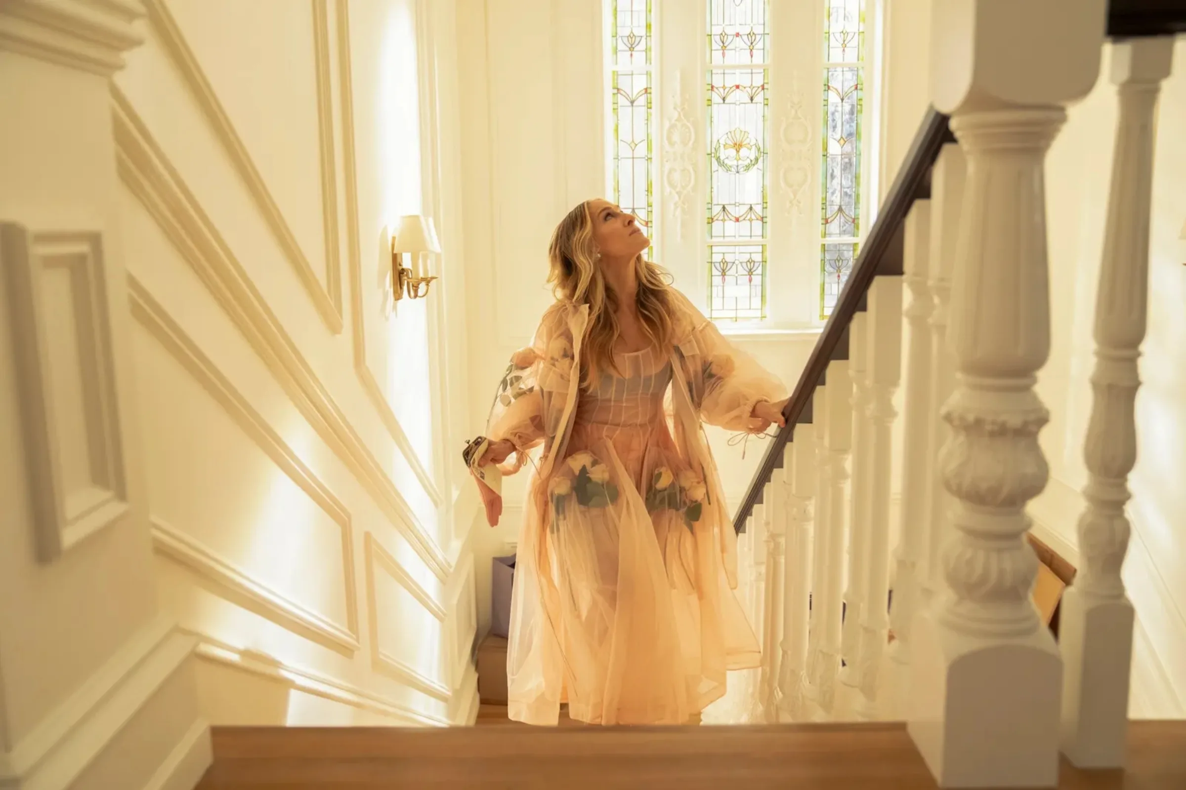 And Just Like That, Carrie Bradshaw in her staircase