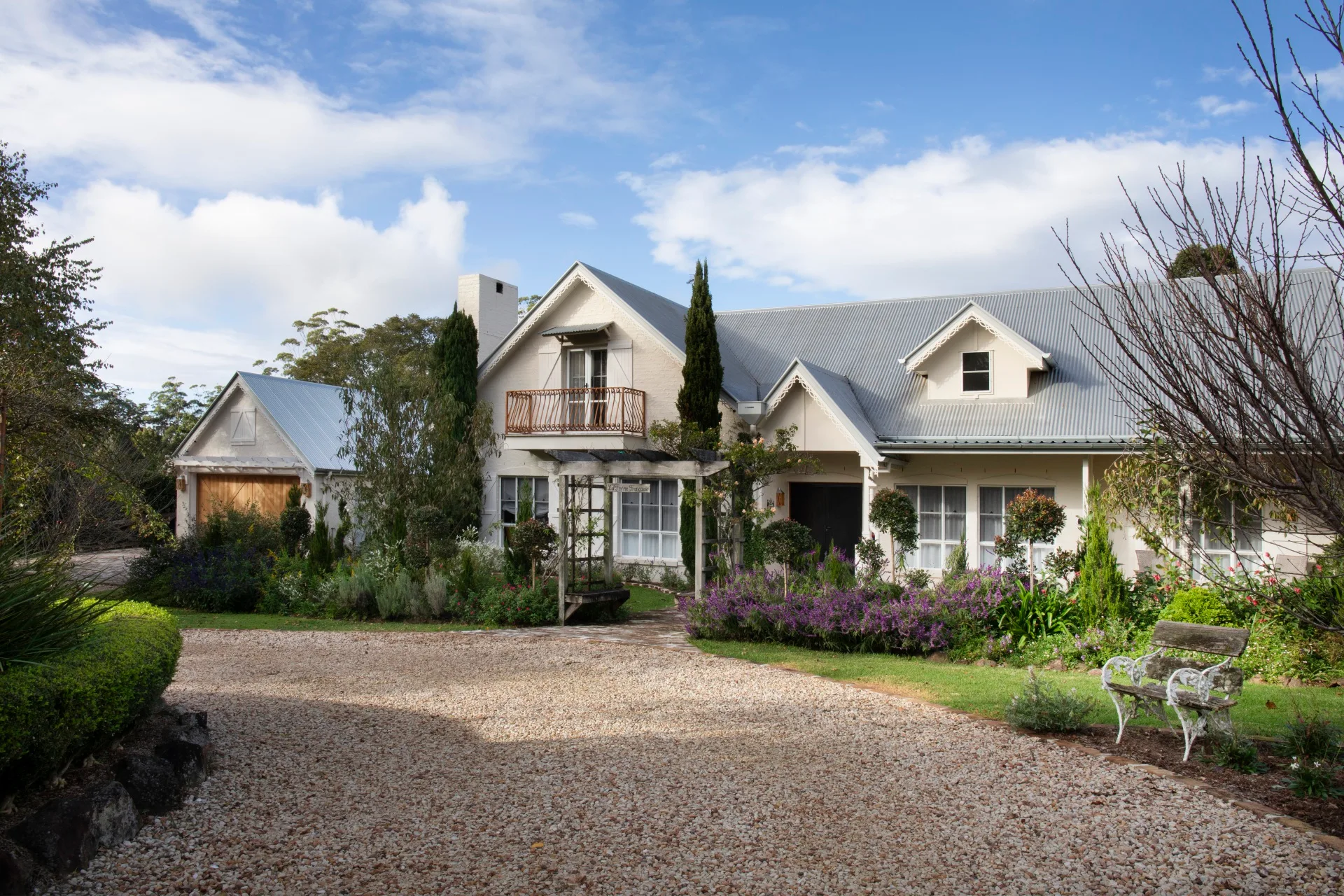 Country-Style Garden Ideas: Rustic and Inviting Spaces