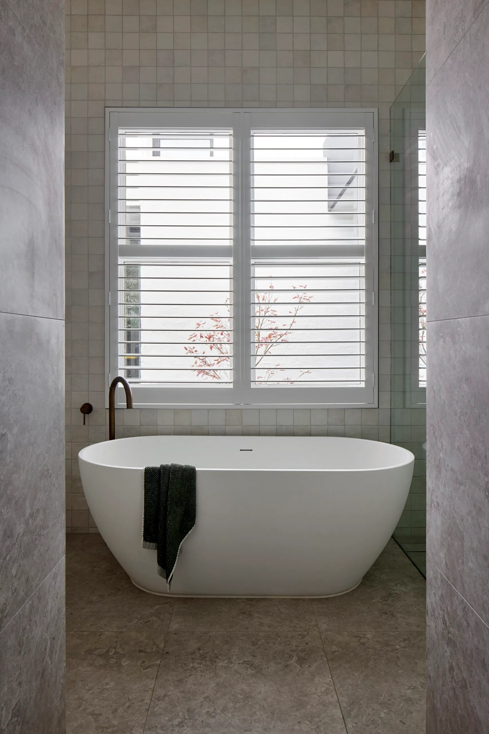 Freestanding bathtub