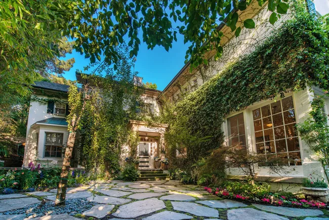 Jennifer Lawrence Beverly Hills Home courtyard