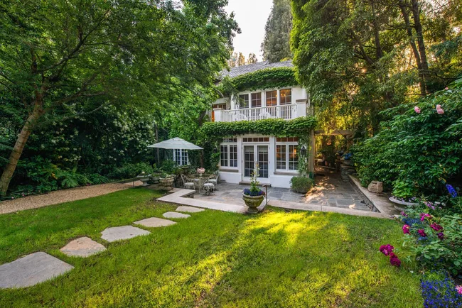 Jennifer Lawrence Beverly Hills Home backyard