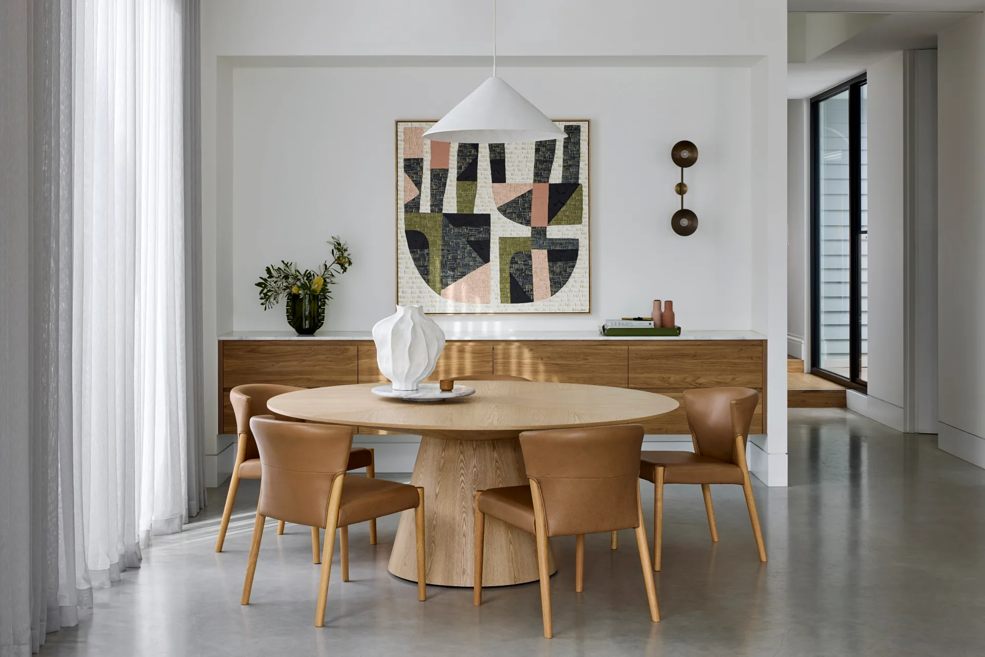 Round dining table