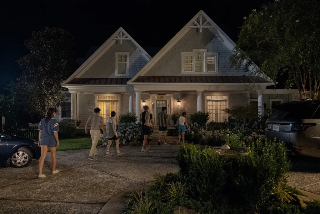 Lola Tung (Belly), David Iacono (Cam), Elsie Fisher (Skye), Gavin Casalegno (Jeremiah), Christopher Briney (Conrad), Rain Spencer (Taylor) at a beach house in North Carolina