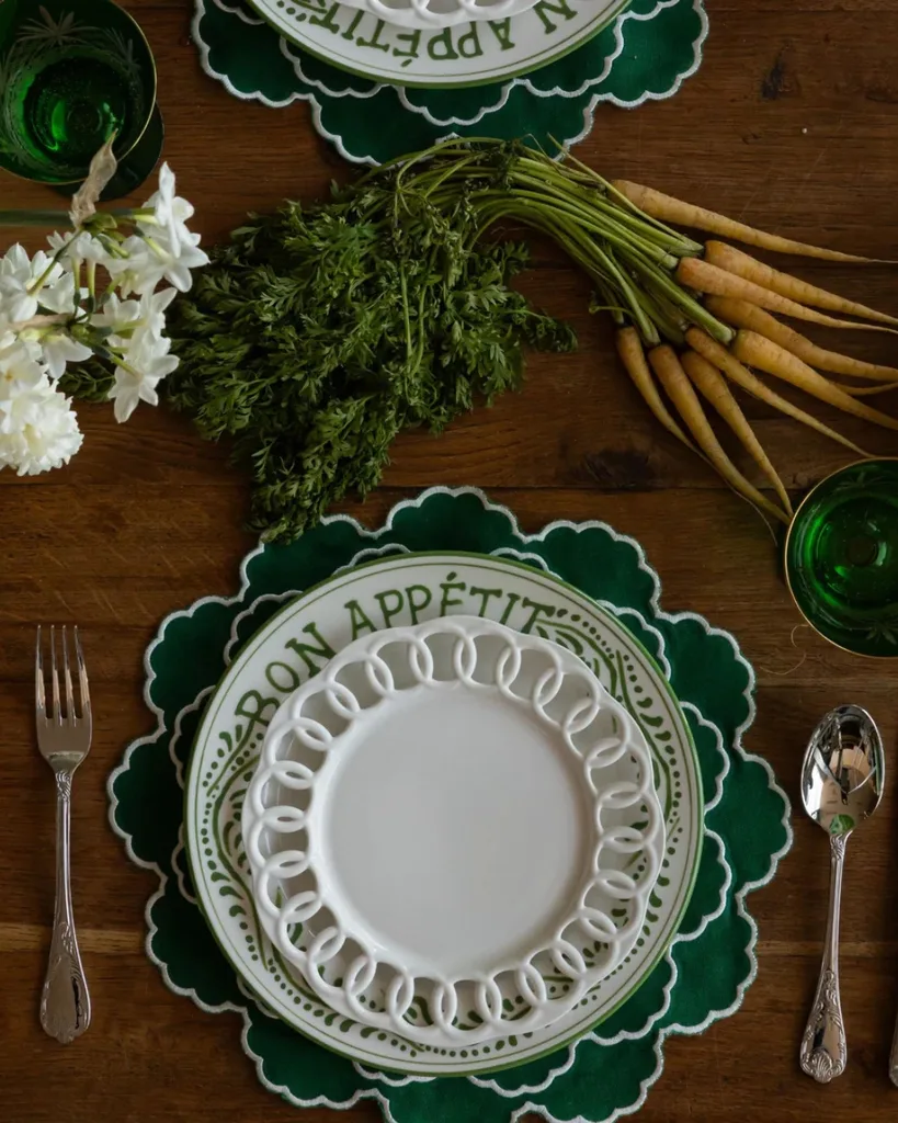 Dining room design tips table setting green scalloped placemat and plate setting.