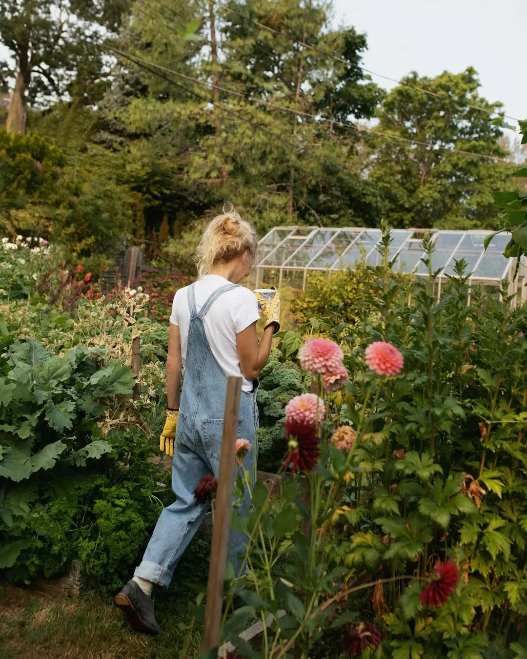 pamela-anderson-gardening