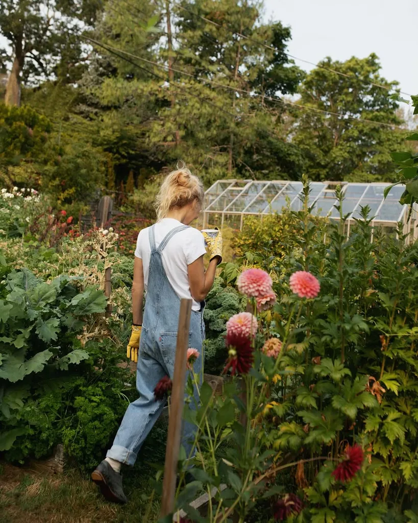 pamela-anderson-gardening