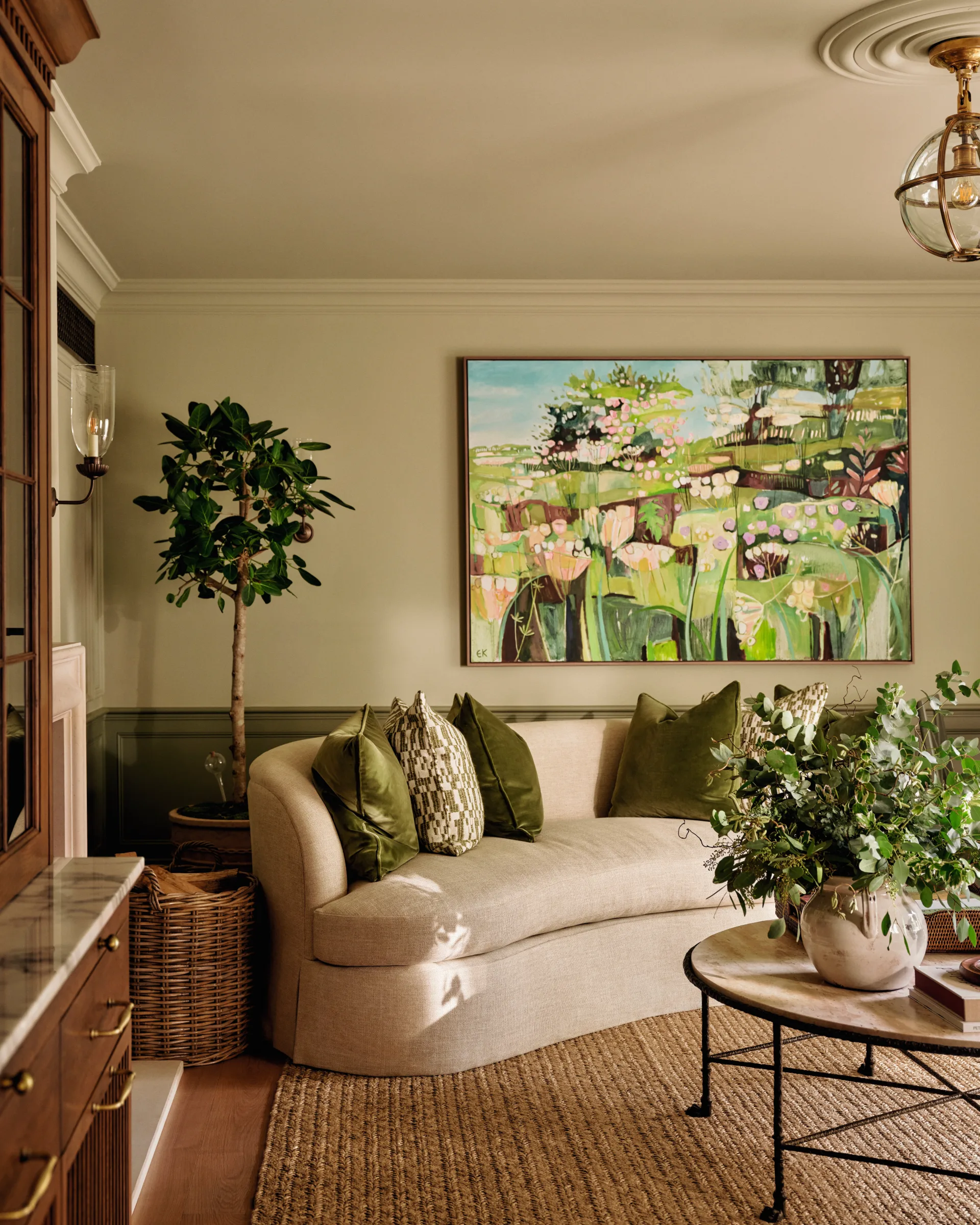 A sitting room with a curved sofa at Le Manoir