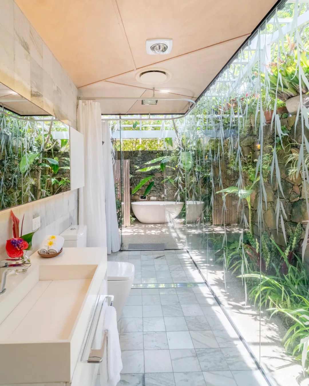 Buwhi Bira, an Airbnb with an outdoor bath in Byron Bay