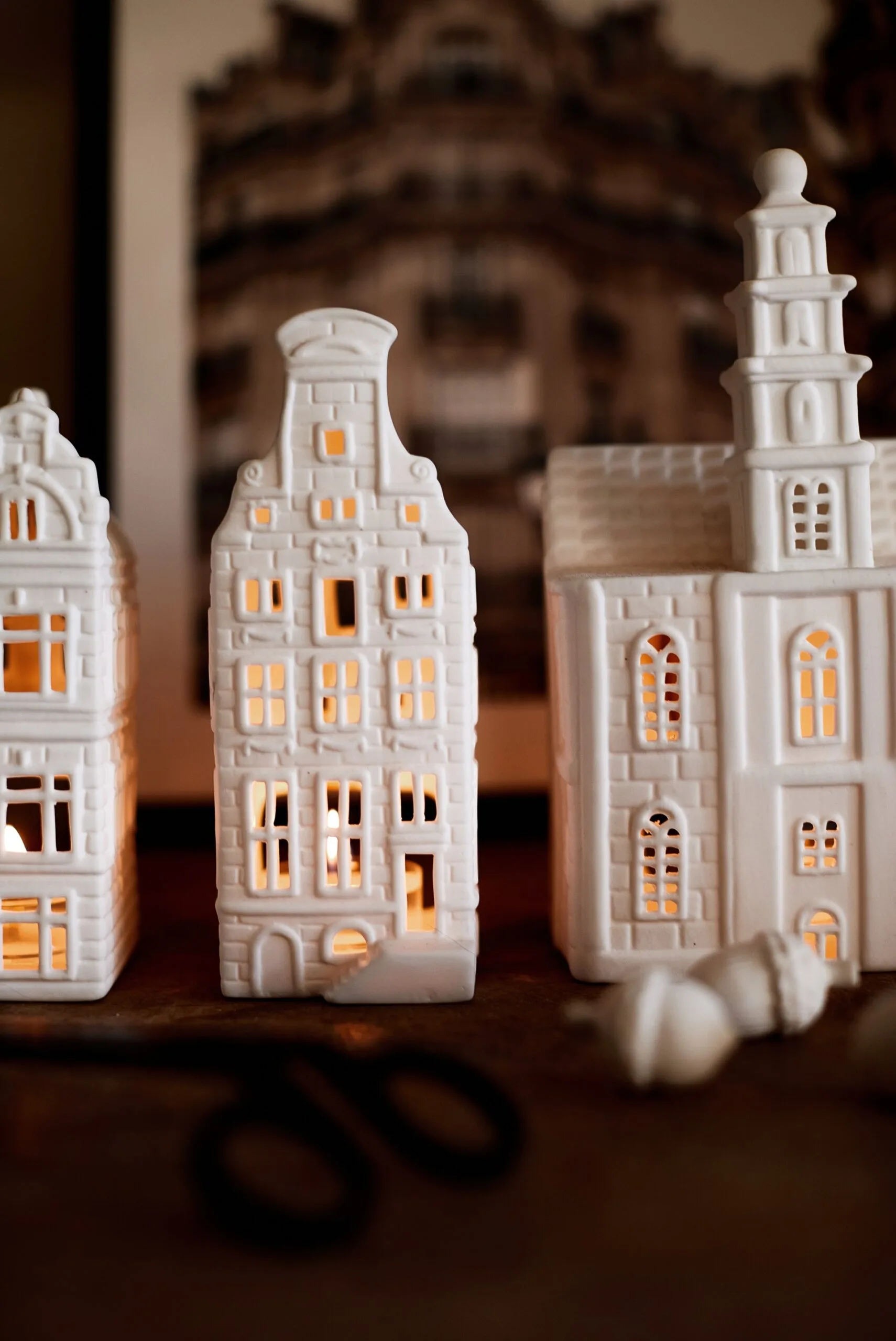 Small Christmas decorations on a table