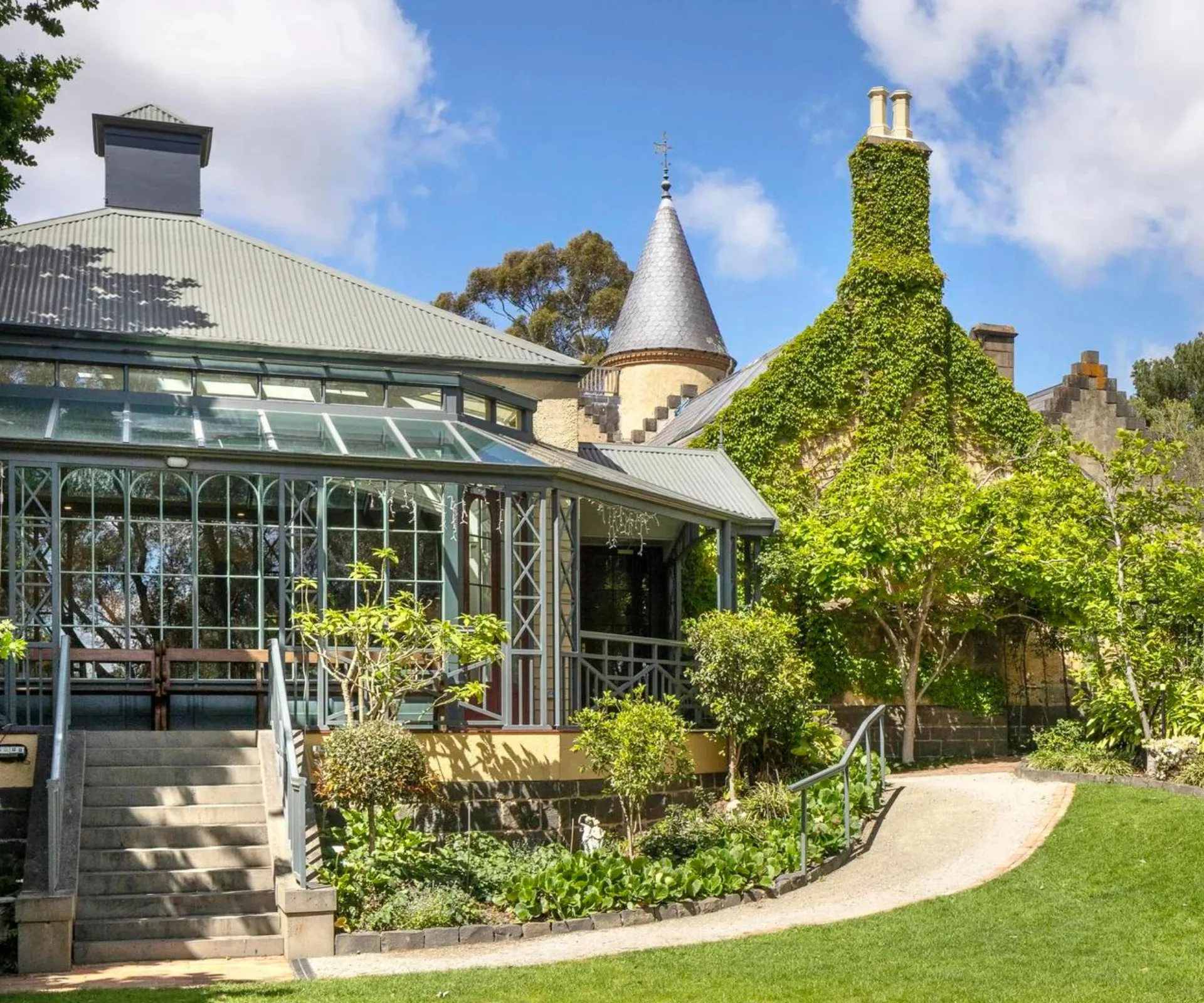 The gardens of Overnewton Castle